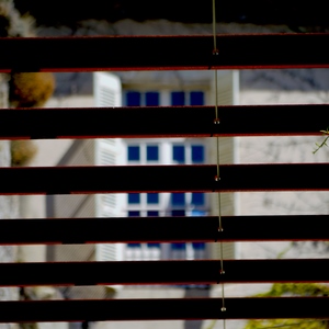 Croisement de lignes formées par une structure de toit et une fenêtre - France  - collection de photos clin d'oeil, catégorie clindoeil